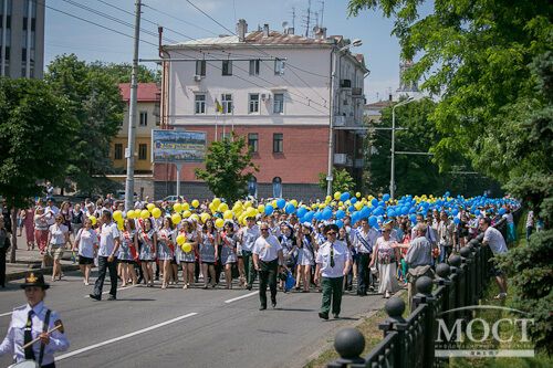 В Днепропетровске выпускники танцевали под "Воинов света", пели гимн и запустили в небо 5 тыс. шариков