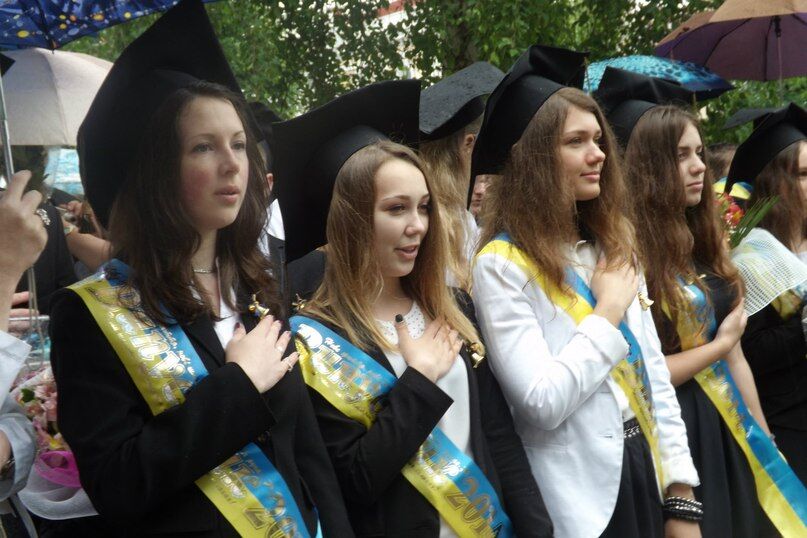 Школьники по всей Украине пришли на последний звонок в патриотических нарядах 