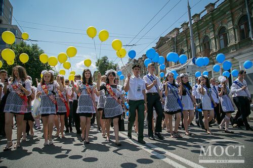 В Днепропетровске выпускники танцевали под "Воинов света", пели гимн и запустили в небо 5 тыс. шариков