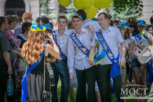 У Дніпропетровську випускники танцювали під "Воїнів світла", співали гімн та запустили в небо 5 тис. кульок