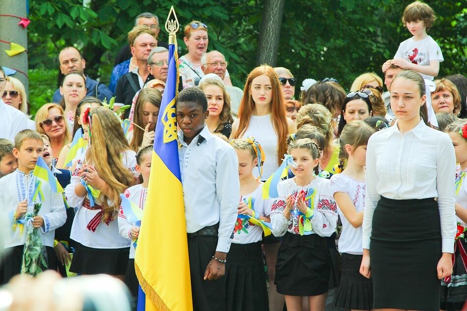 Школьники по всей Украине пришли на последний звонок в патриотических нарядах 