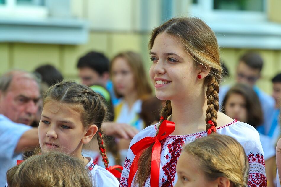 Школьники по всей Украине пришли на последний звонок в патриотических нарядах 