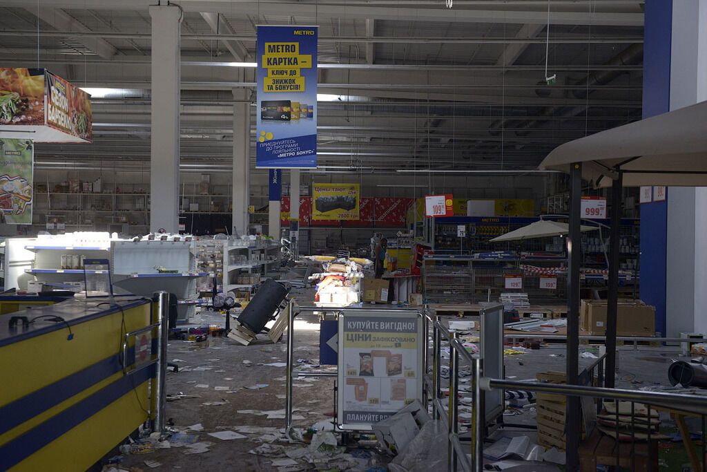 У Донецьку мародери розпивають у винному відділі METRO, а награбоване вивозять візками. Фотофакт