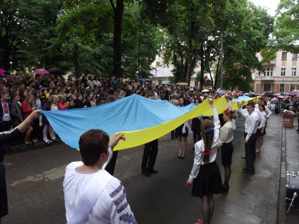 Школьники по всей Украине пришли на последний звонок в патриотических нарядах 