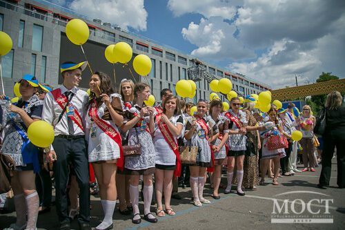 В Днепропетровске выпускники танцевали под "Воинов света", пели гимн и запустили в небо 5 тыс. шариков