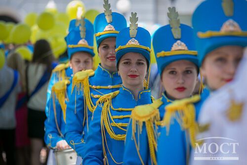 В Днепропетровске выпускники танцевали под "Воинов света", пели гимн и запустили в небо 5 тыс. шариков