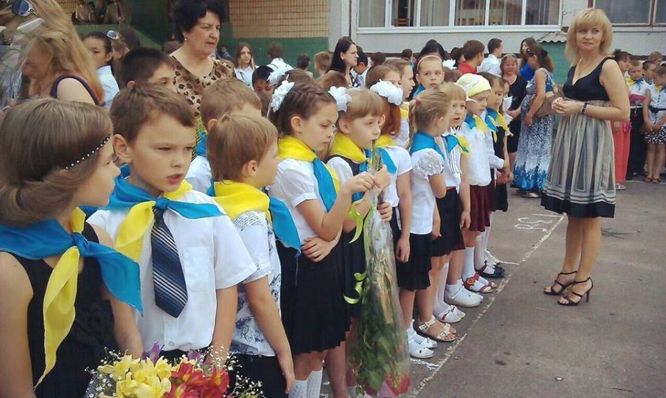 Школьники по всей Украине пришли на последний звонок в патриотических нарядах 