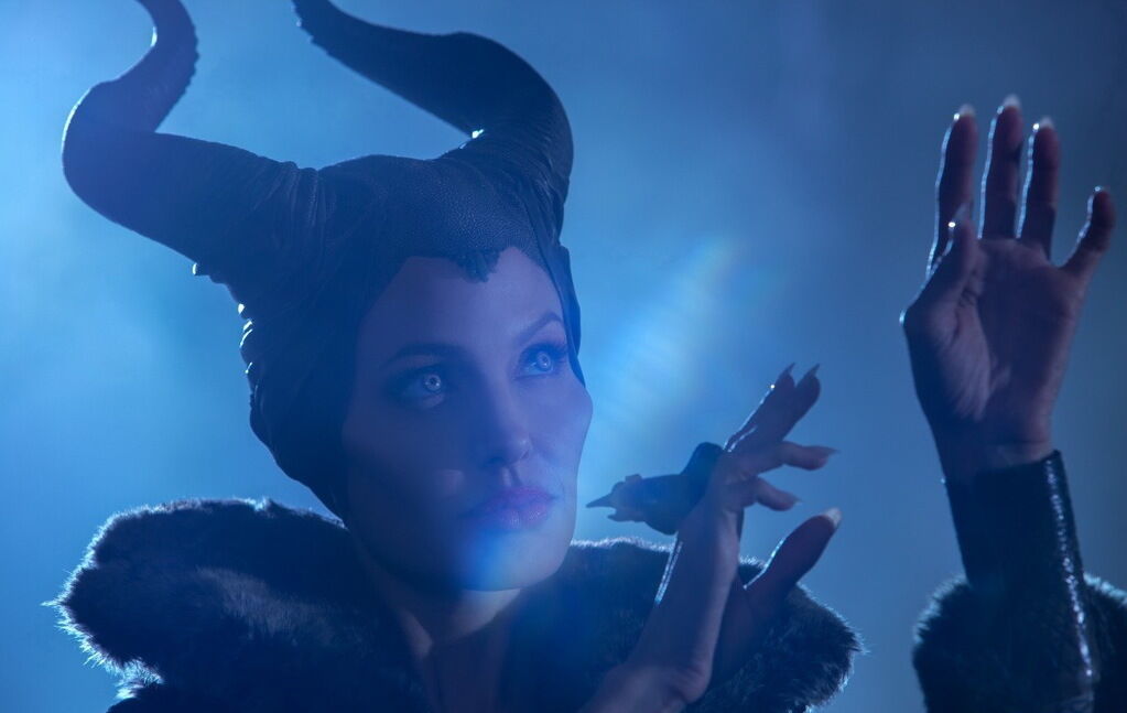 Даже рядом с Джоли - козлы