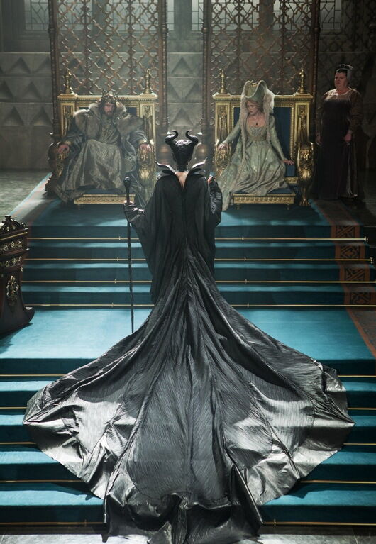 Даже рядом с Джоли - козлы