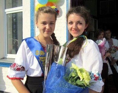 Школьники по всей Украине пришли на последний звонок в патриотических нарядах 