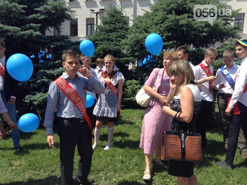 У Дніпропетровську випускники танцювали під "Воїнів світла", співали гімн та запустили в небо 5 тис. кульок