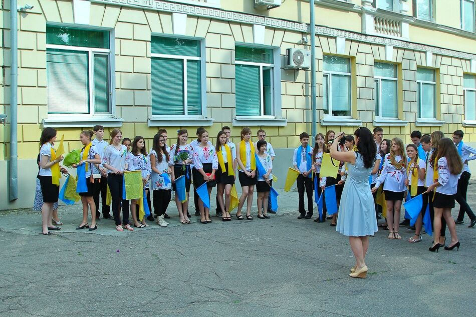 Школьники по всей Украине пришли на последний звонок в патриотических нарядах 