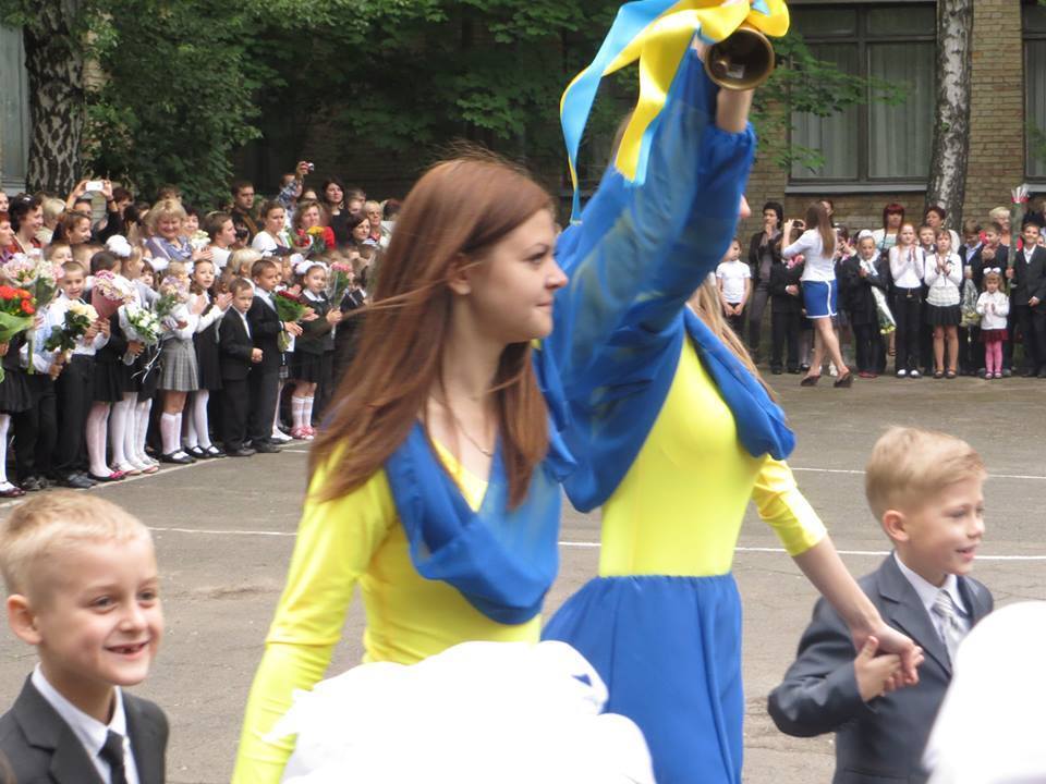 Школьники по всей Украине пришли на последний звонок в патриотических нарядах 