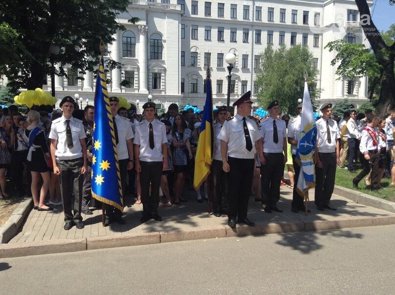 У Дніпропетровську випускники танцювали під "Воїнів світла", співали гімн та запустили в небо 5 тис. кульок