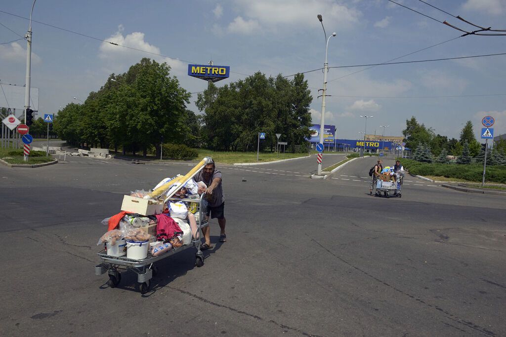 В Донецке мародеры распивают в винном отделе METRO, а награбленное вывозят тележками. Фотофакт