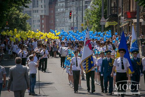 У Дніпропетровську випускники танцювали під "Воїнів світла", співали гімн та запустили в небо 5 тис. кульок