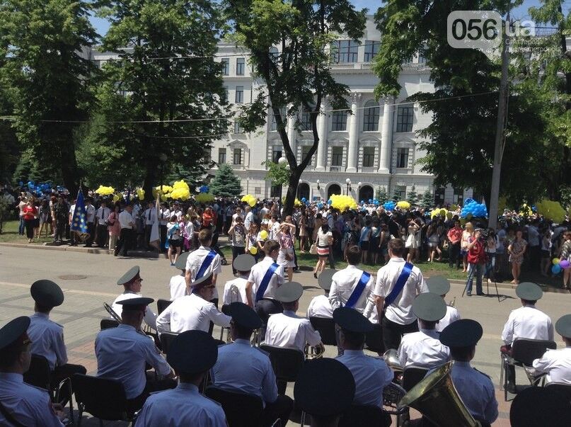 У Дніпропетровську випускники танцювали під "Воїнів світла", співали гімн та запустили в небо 5 тис. кульок