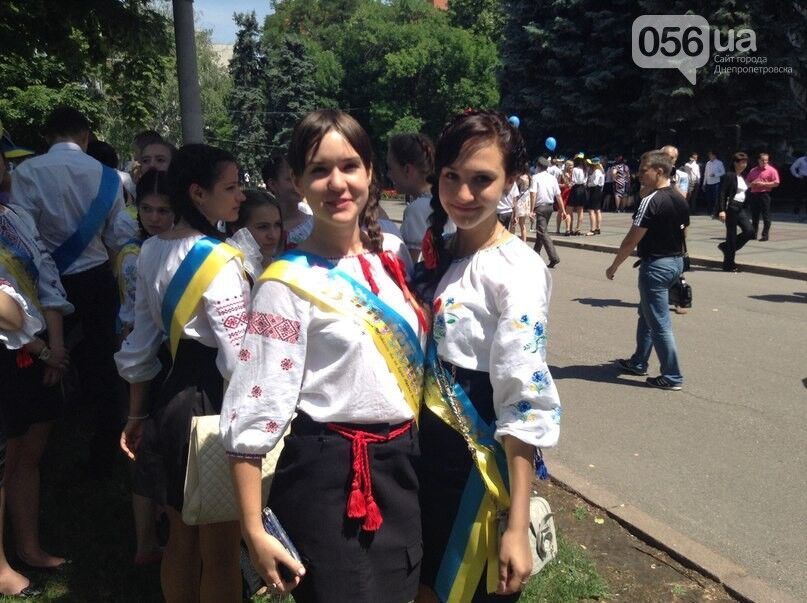 В Днепропетровске выпускники танцевали под "Воинов света", пели гимн и запустили в небо 5 тыс. шариков