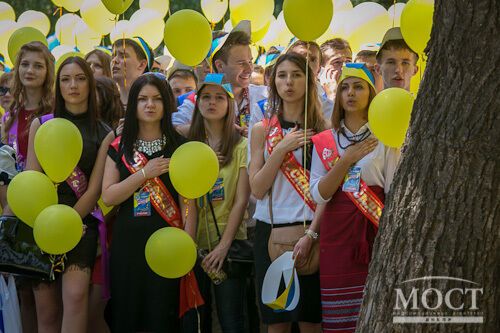 У Дніпропетровську випускники танцювали під "Воїнів світла", співали гімн та запустили в небо 5 тис. кульок