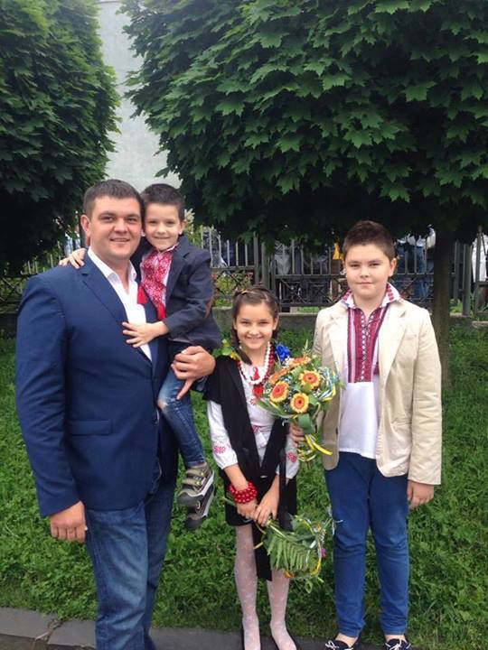 Школьники по всей Украине пришли на последний звонок в патриотических нарядах 