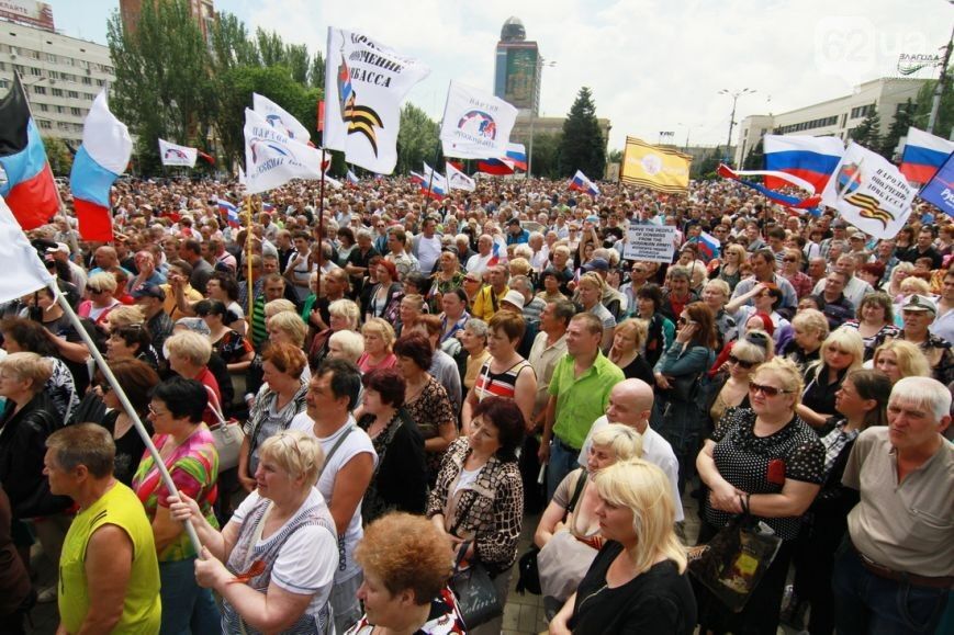Лидеры "ДНР" на митинге в Донецке обещали присоединение к РФ  и просили Путина ввести войска