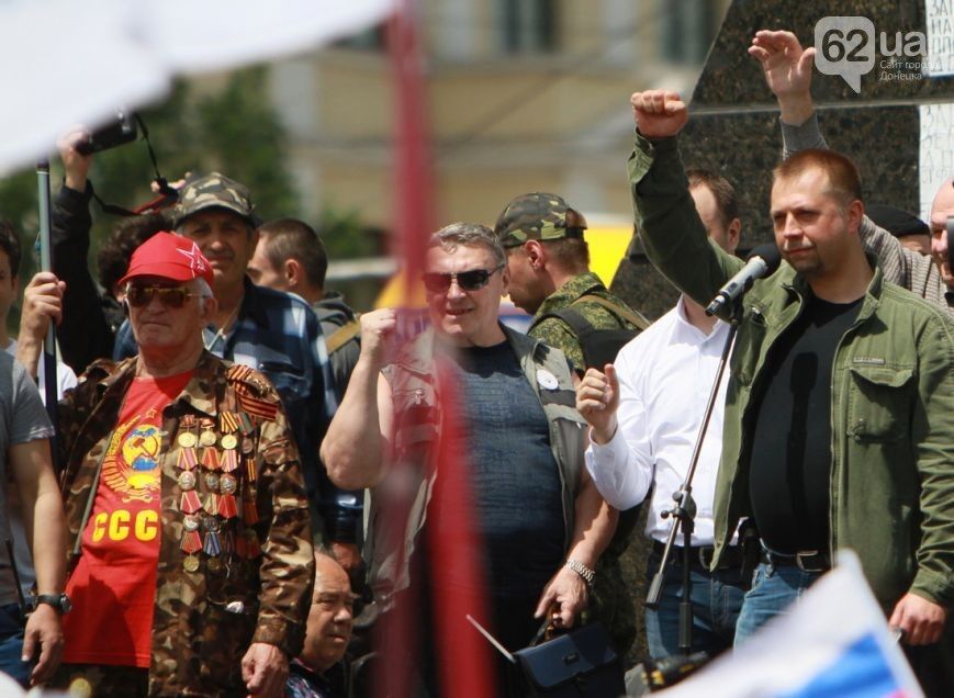 Лидеры "ДНР" на митинге в Донецке обещали присоединение к РФ  и просили Путина ввести войска