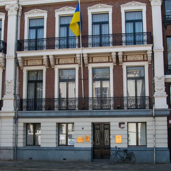 На здании украинского посольства в Нидерландах пытались нарисовать свастику