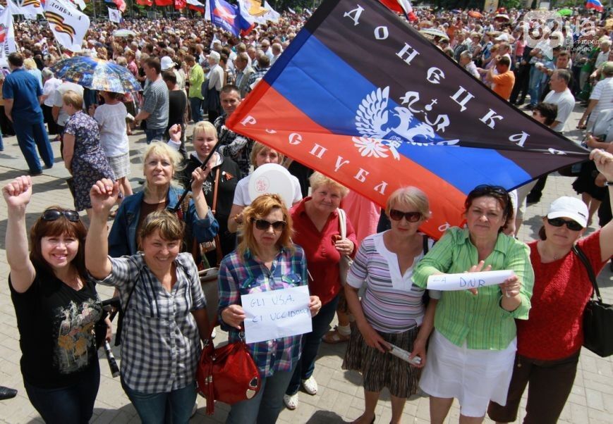 Лидеры "ДНР" на митинге в Донецке обещали присоединение к РФ  и просили Путина ввести войска