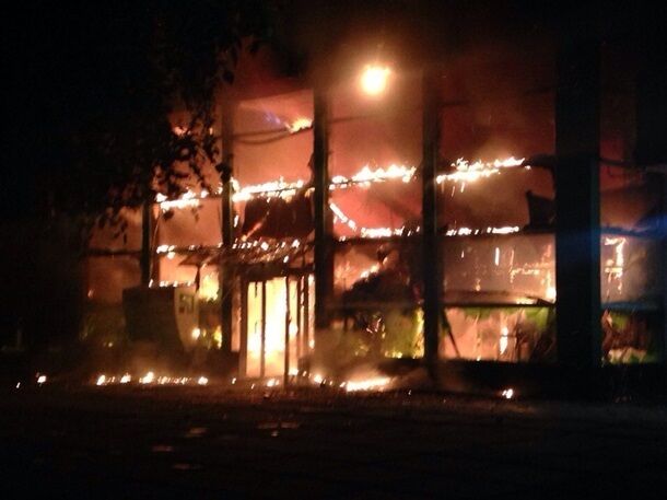 В Мариуполе пособники террористов сожгли отделение "Приватбанка"
