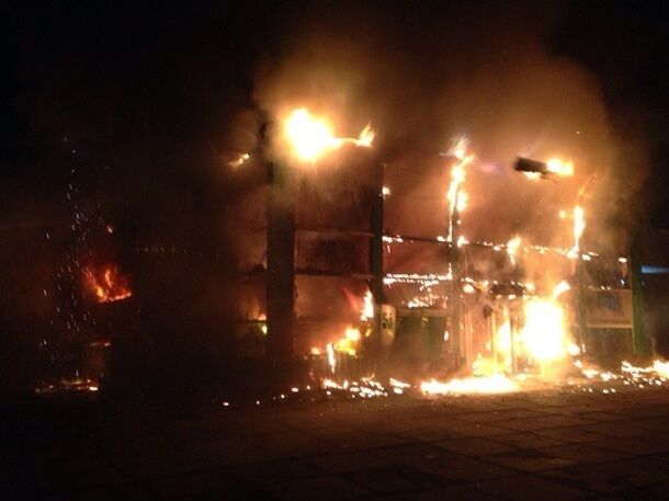 У Маріуполі посібники терористів спалили відділення "Приватбанку"