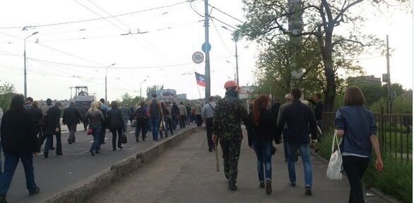У Донецьку прихильники терористів з нунчаками в руках штурмували військову прокуратуру