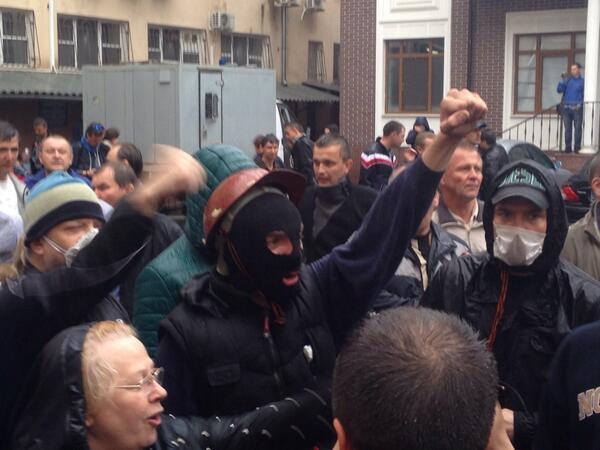 Задержанных в Доме профсоюзов отпустили по требованию митингующих. Трансляция из Одессы