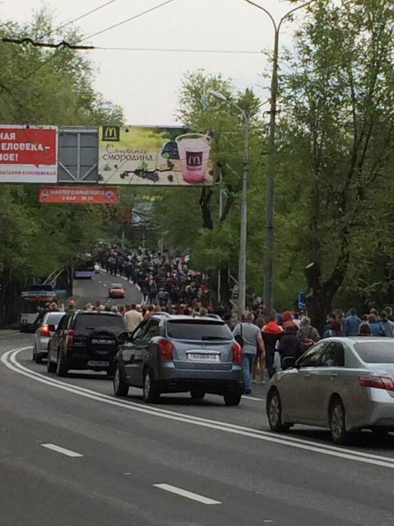 У Донецьку прихильники терористів з нунчаками в руках штурмували військову прокуратуру