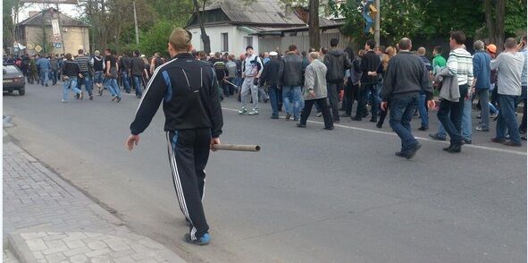 В Донецке сторонники террористов с нунчаками в руках штурмовали военную прокуратуру