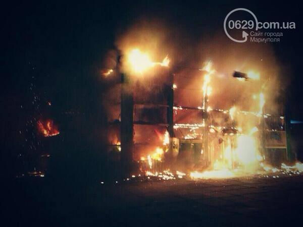В Мариуполе пособники террористов сожгли отделение "Приватбанка"