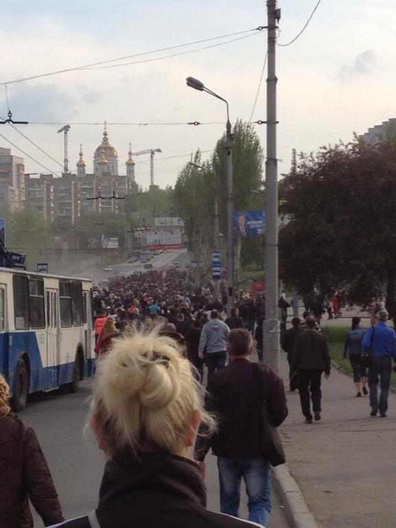 В Донецке сторонники террористов с нунчаками в руках штурмовали военную прокуратуру