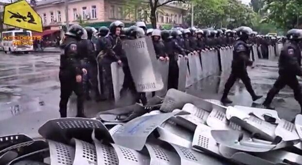 З'явилося відео, як одеські міліціонери кидають щити під час штурму