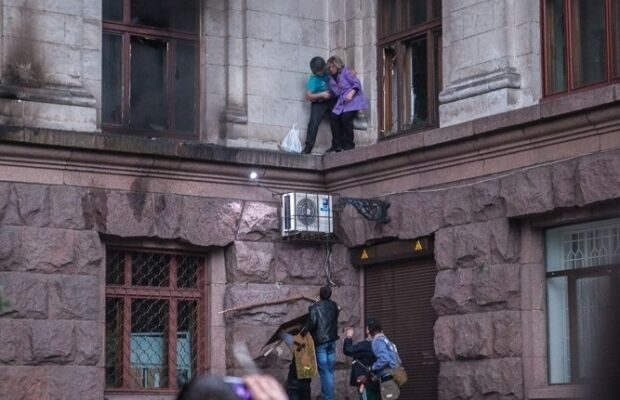 В Одесі під час пожежі патріоти рятували посібників терористів. Відеофакт