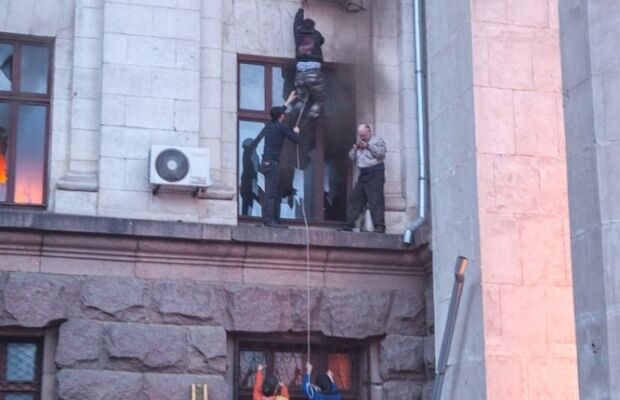 В Одессе во время пожара патриоты спасали пособников террористов. Видеофакт