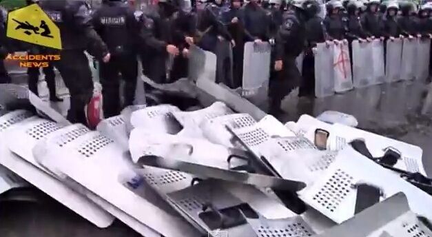 Появилось видео, как одесские милиционеры бросают щиты во время штурма