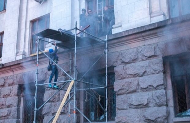 В Одессе во время пожара патриоты спасали пособников террористов. Видеофакт