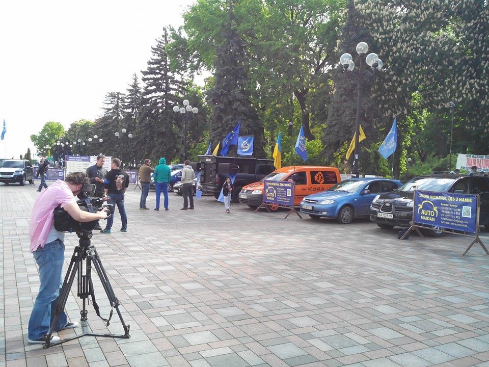 Автомайдан зібрався під Радою з вимогою не "зливати" Україну