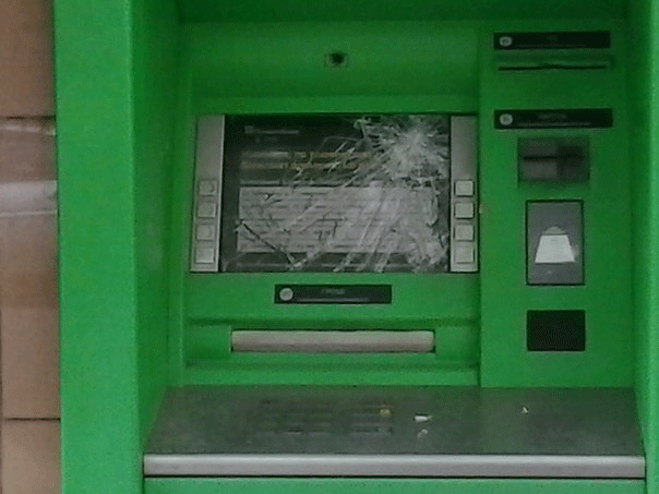 В Краматорске неизвестные расстреляли банкоматы "Приватбанка". Фотофакт