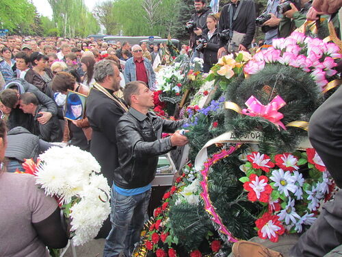 На похоронах девушки, погибшей во время АТО, сожгли флаг Украины