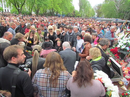 На похоронах девушки, погибшей во время АТО, сожгли флаг Украины