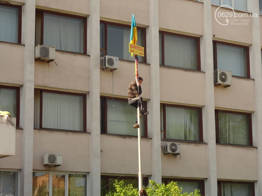 Над звільненим міськрадою Маріуполя вивісили прапор України