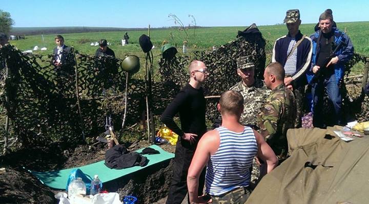 Яценюк передал четыре БТР украинским военным в Славянске и пообещал еще 38