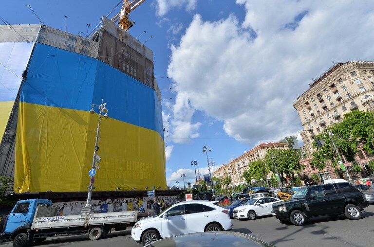 В центре Киева растянули самый большой флаг Украины