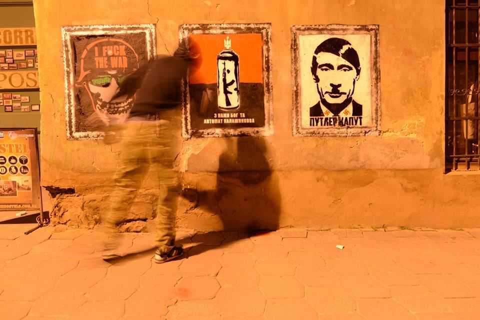 На улицах Львова появился антивоенный стрит-арт