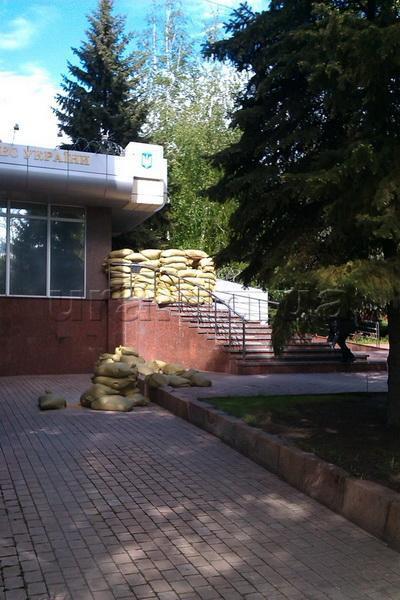 Здание Донецкого облуправления МВД забаррикадировали. Фотофакт